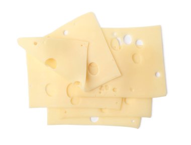 Lezzetli taze peynir dilimleri beyaza izole edilmiş, üst manzara