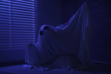 Ürkütücü hayalet. Pencerenin yanında, mavi ışıkla kaplanmış kadın.
