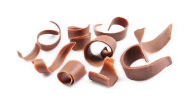 Bir sürü lezzetli çikolata parçacıkları beyaz üzerine izole edilmiş.