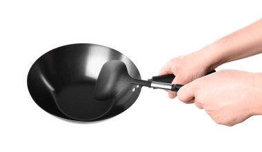 Beyaz arkaplanda boş metal wok tutan adam, yakın plan