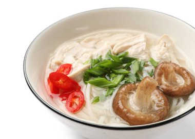 Beyaza izole edilmiş kasede et ve mantarlı lezzetli ramen. Erişte çorbası.