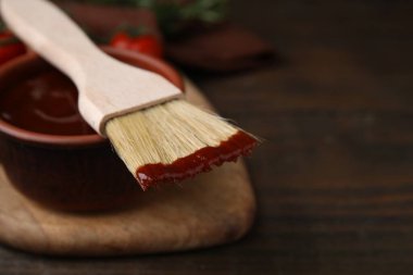 Kasede marine edilmiş salamura ve masanda fırça, yakın plan. Metin için boşluk