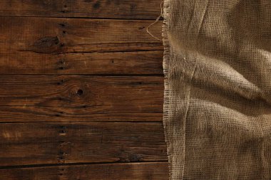 Çuval bezi ahşap masa, üst manzara. Metin için boşluk