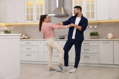 Mutfakta dans eden mutlu çift.