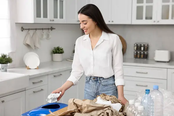 Mülltrennung Lächelnde Frau Wirft Zerknülltes Papier Küche Mülleimer — Stockfoto