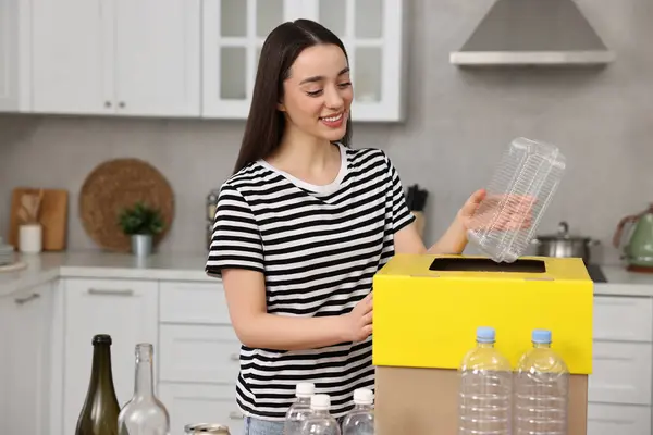 Mülltrennung Lächelnde Frau Wirft Plastikbehälter Pappschachtel Küche — Stockfoto