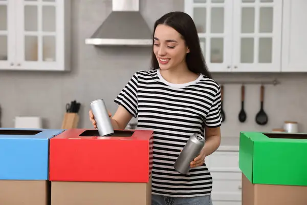 Mülltrennung Lächelnde Frau Wirft Metalldose Pappschachtel Küche — Stockfoto