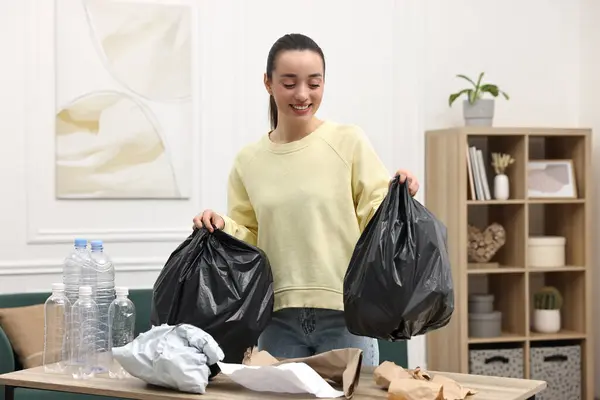 Lächelnde Frau Mit Plastiktüten Die Müll Zimmer Trennen — Stockfoto
