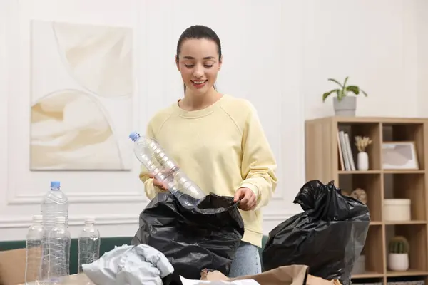 Lächelnde Frau Mit Plastiktüte Trennt Müll Zimmer — Stockfoto