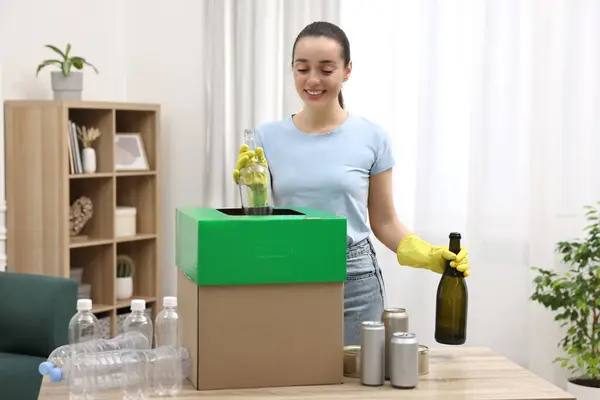 Mülltrennung Lächelnde Frau Wirft Glasflasche Pappkiste Zimmer — Stockfoto