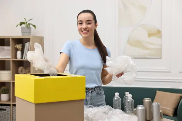 Mülltrennung Lächelnde Frau Wirft Plastikverpackung Pappschachtel Zimmer — Stockfoto