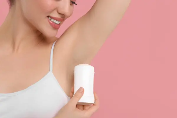 Piękna Kobieta Stosująca Dezodorant Różowym Tle Miejsce Tekst — Zdjęcie stockowe