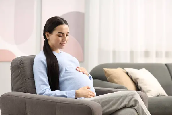 Έγκυος Νεαρή Γυναίκα Στην Πολυθρόνα Στο Σπίτι — Φωτογραφία Αρχείου