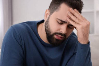 mutsuz adam evde baş ağrısı acı