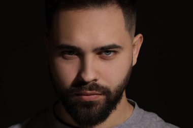 Kem göz. Siyah arka planda korkunç gözleri olan bir adam.