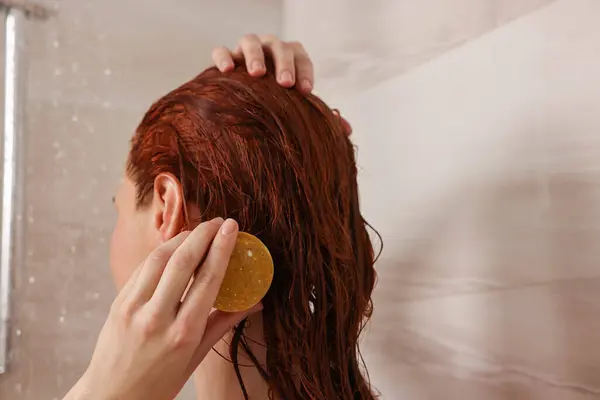 Mladá Žena Mytí Vlasy Pevným Šampon Bar Sprše Pohled Zezadu — Stock fotografie