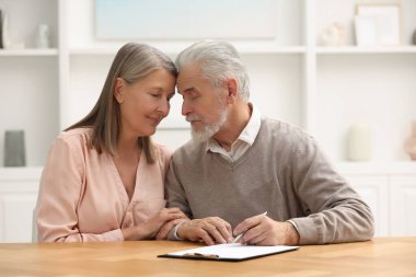 Üst düzey çift içeride son arzusunu ve vasiyetini imzalıyor.