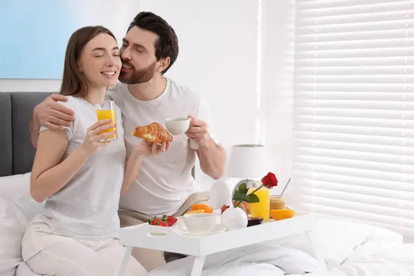 Schönes Paar Beim Frühstück Schlafzimmer Raum Für Text — Stockfoto