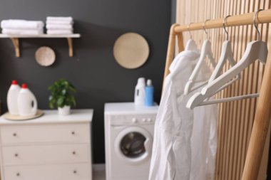 Çamaşır makinesi ve giysili iç çamaşır odası, seçici odak