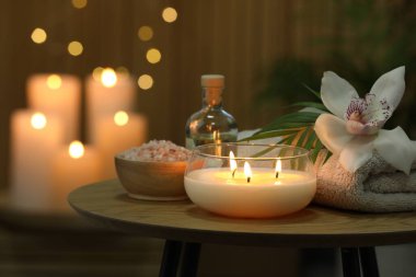 Farklı spa ürünleri ve orkide çiçeğiyle ahşap masa üzerinde kompozisyon