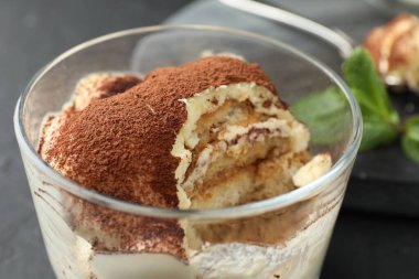 Lezzetli tiramisu, cam kaplı masada, yakın plan.