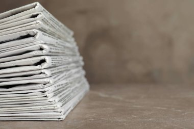 Mermer masanın üzerinde gazete yığını, yakın plan. Gazeteci işi.