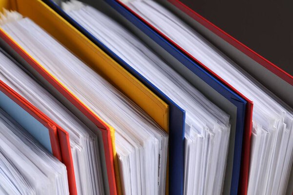 Красочные папки офиса папки в качестве фона, крупный план