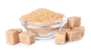 Beyaz üzerine izole edilmiş farklı kahverengi şeker ve kase türleri