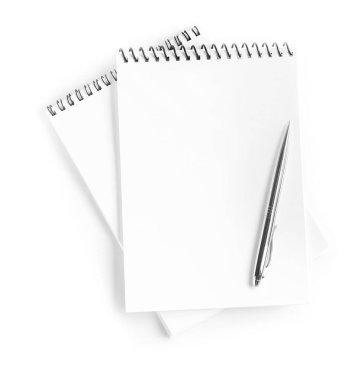 İki defter ve kalem beyaz, üst görünümde izole edilmiş.