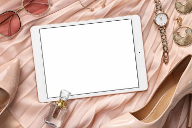 Düz kompozisyon ve pembe arka planda modern tablet. Metin için boşluk