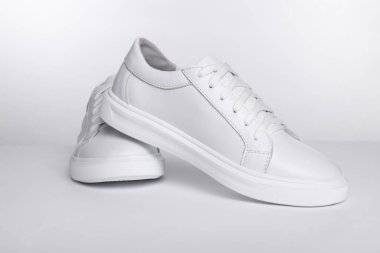 Beyazlar üzerinde izole edilmiş şık spor ayakkabılar.