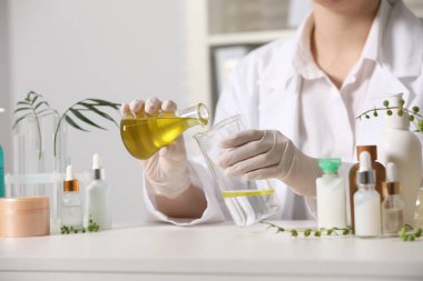 Dermatolog, beyaz masada kozmetik ürünler geliştiriyor.