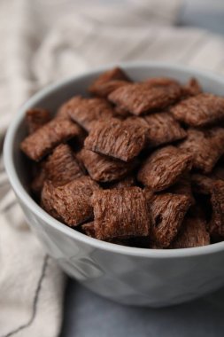 Çikolata gevreği tabakta gri masada, yakın plan.