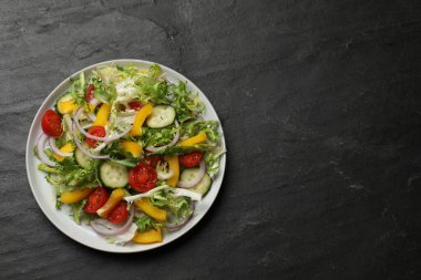 Siyah masada nefis taze vejetaryen salatası, üst manzara. Metin için boşluk