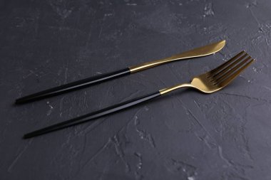 Siyah masadaki güzel çatal bıçak takımı.