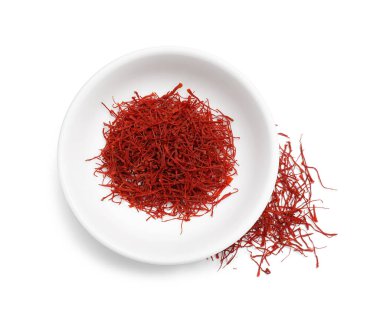 Beyaz kasede izole edilmiş bir safran, üst manzara.