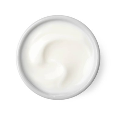 Beyaz tenceredeki enfes doğal yoğurt.