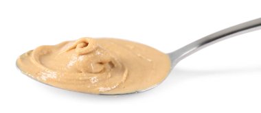 Beyaz kaşık içinde lezzetli fındık ezmesi