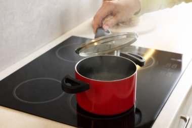 Mutfakta yemek pişiren kadın, yakın plan.