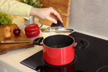 Mutfakta yemek pişiren kadın, yakın plan.