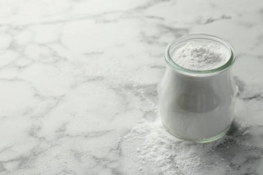 Beyaz mermer masada kavanozda kabartma tozu, metin için boşluk