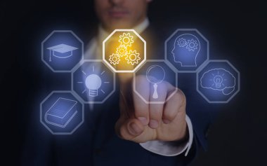 E-öğrenme. Koyu arkaplanda farklı simgeleri olan sanal ekran kullanan adam, yakın plan. Pankart tasarımı