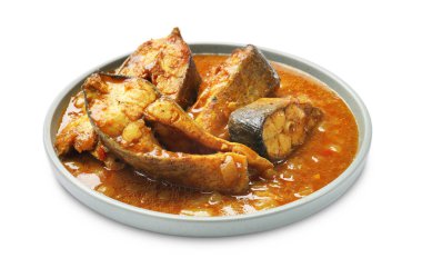 Beyaz arka planda lezzetli balık körisi. Hint mutfağı