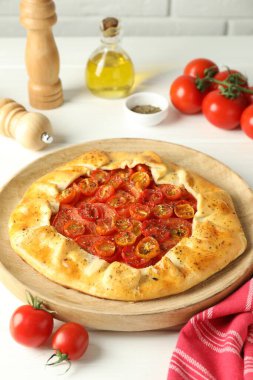 Lezzetli domates galeti (Caprese galette) beyaz ahşap masa üzerinde, yakın plan