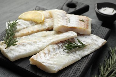 Biberiye ve limonlu taze çiğ balık filetosu, yakın plan.