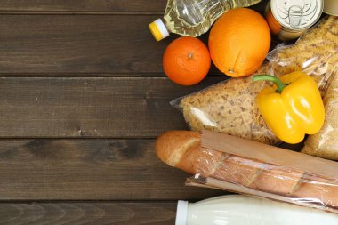 Tahta masada farklı bağış yemekleri, düz yatış. Metin için boşluk