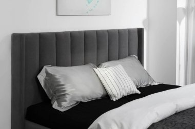 Yumuşak yastıklı büyük bir yatak odası ve şık bir yatak odası. İç tasarım