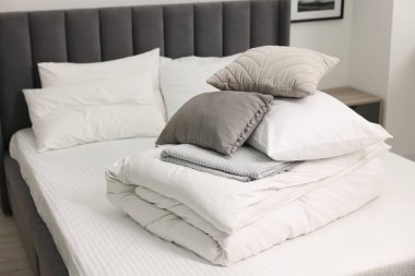 Evdeki yatakta yumuşak yastıklar ve yatak.