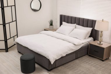 Şık bir yatak odası, büyük bir yatak odası ve lamba.