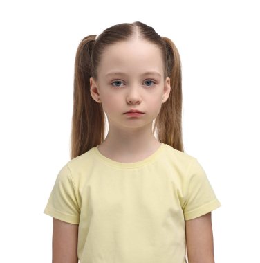 beyaz zemin üzerinde üzgün kız portresi